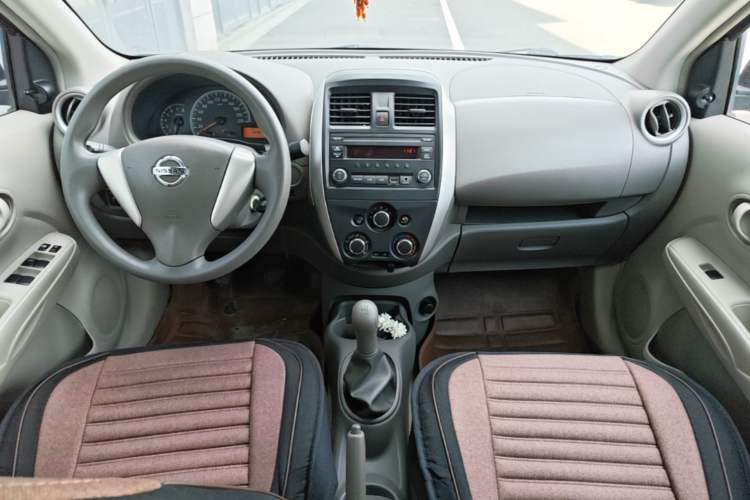 Used Nissan Sunny 2016 1.5XE Manual Leading Edition Center Console