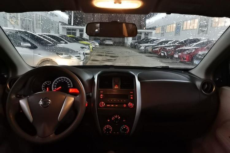 Used Nissan Sunny 2016 1.5XE Manual Leading Edition Center Console