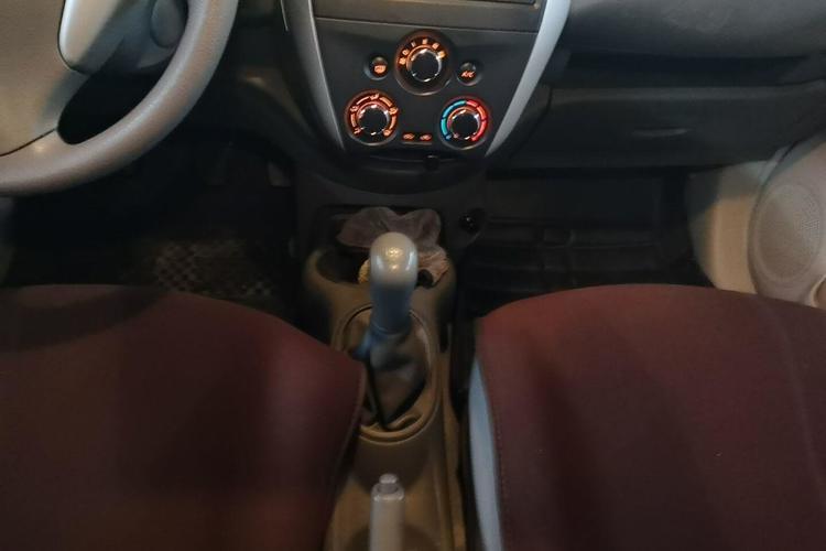 Used Nissan Sunny 2016 1.5XE Manual Leading Edition Gear Lever