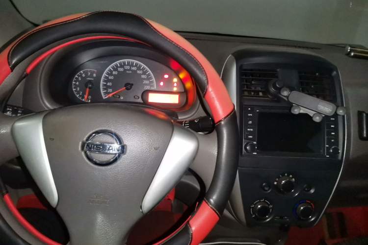 Used Nissan Sunny 2016 1.5XE Manual Leading Edition Center Console