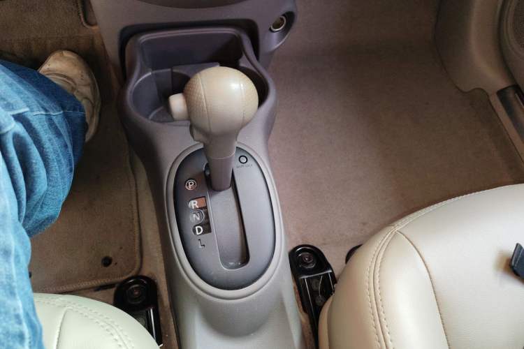 Used Nissan Sunny 2016 1.5XE CVT Leading Edition Gear Lever