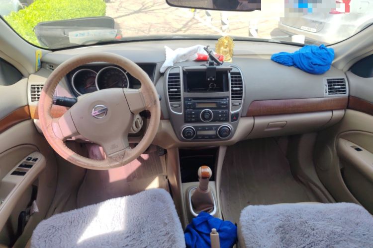 Used Nissan Sylphy 2009 1.6 XL Manual Luxury Sunroof Edition Center Console