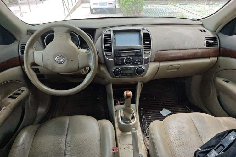 Used Nissan Sylphy 2009 1.6 XL Manual Luxury Sunroof Edition Center Console