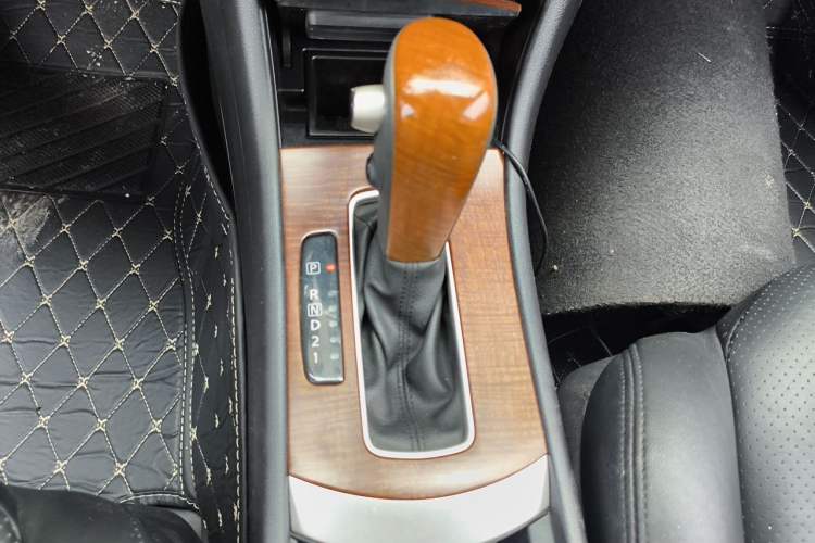 Used Nissan Sylphy 2009 1.6XL Automatic Luxury Sunroof Edition Gear Lever