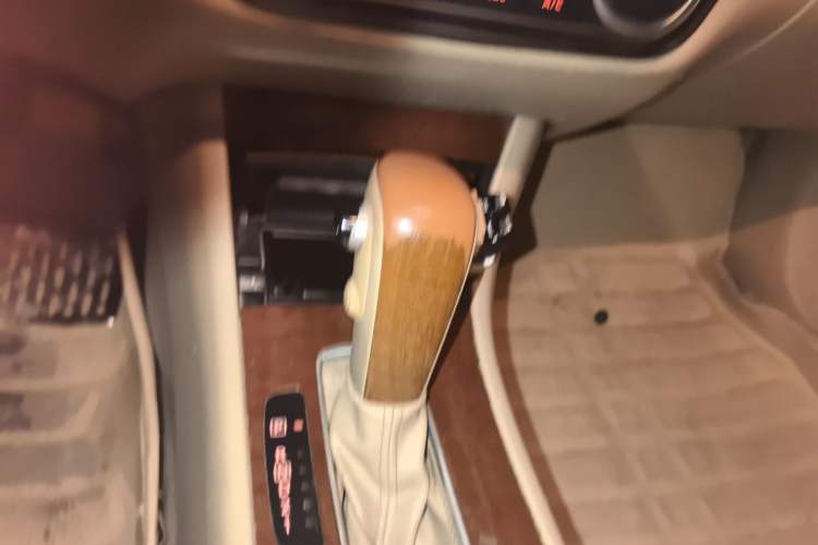 Used Nissan Sylphy 2009 1.6XL Automatic Luxury Sunroof Edition Gear Lever