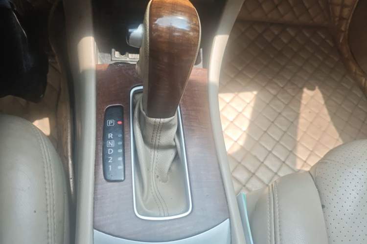 Used Nissan Sylphy 2009 1.6XL Automatic Luxury Sunroof Edition Gear Lever