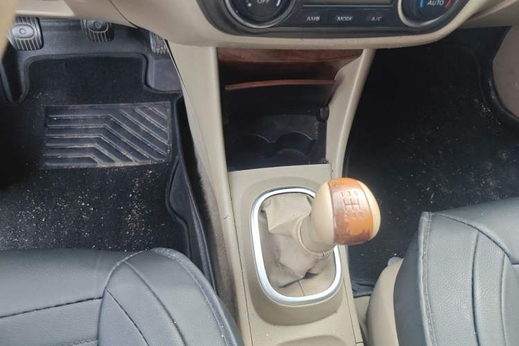 Used Nissan Sylphy 2009 1.6 XL Manual Luxury Sunroof Edition Gear Lever