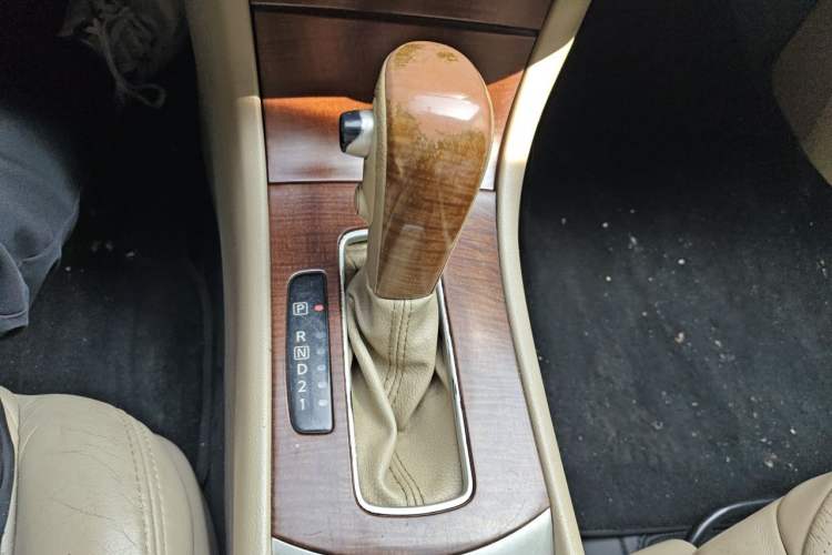 Used Nissan Sylphy 2009 1.6XL Automatic Luxury Sunroof Edition Gear Lever
