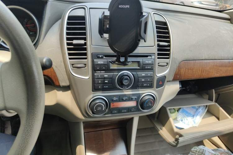 Used Nissan Sylphy 2009 1.6 XL Manual Luxury Sunroof Edition Audio And AC Panel