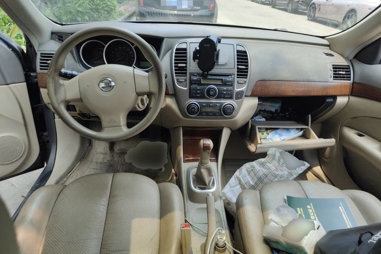 Used Nissan Sylphy 2009 1.6 XL Manual Luxury Sunroof Edition Center Console