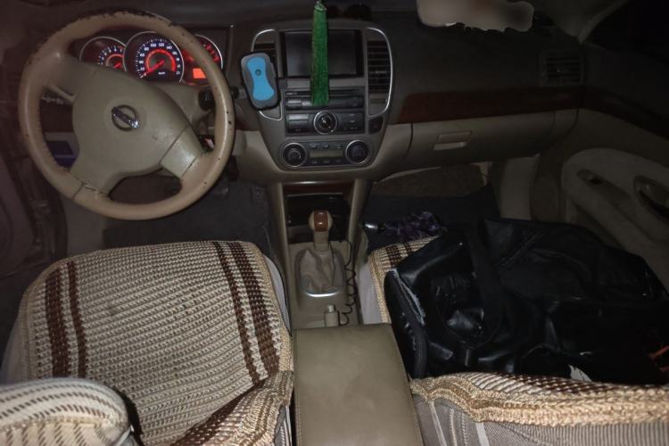 Used Nissan Sylphy 2009 1.6XE Manual Comfort Edition Center Console