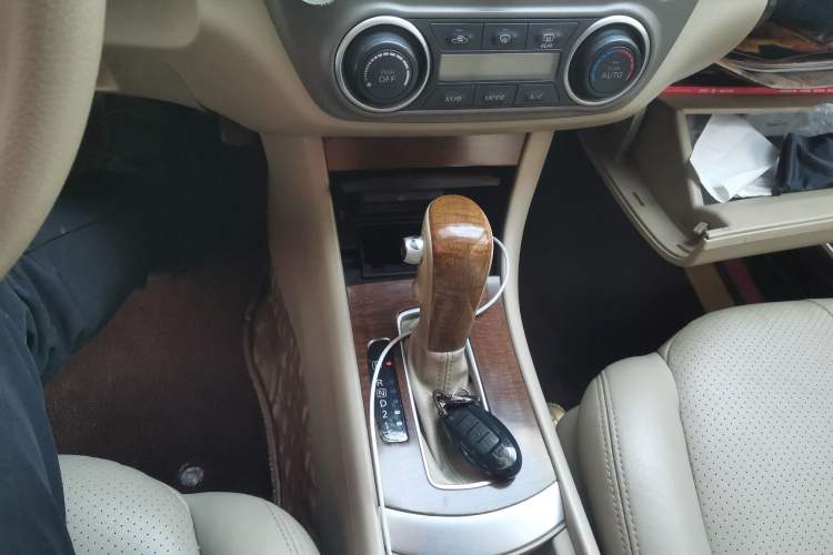 Used Nissan Sylphy 2009 1.6XL Automatic Luxury Sunroof Edition Gear Lever