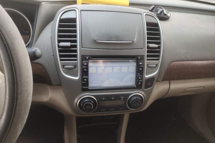 Used Nissan Sylphy 2009 1.6 XL Manual Luxury Sunroof Edition Audio And AC Panel