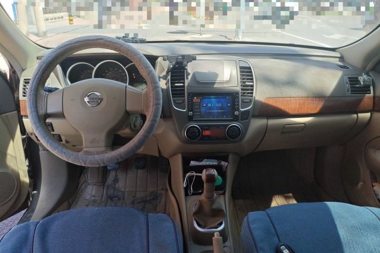 Used Nissan Sylphy 2009 1.6 XL Manual Luxury Sunroof Edition Center Console