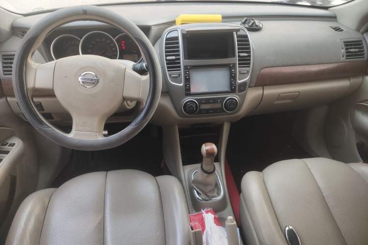 Used Nissan Sylphy 2009 1.6 XL Manual Luxury Sunroof Edition Center Console