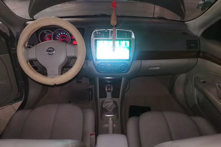 Used Nissan Sylphy 2009 1.6 XL Manual Luxury Sunroof Edition Center Console