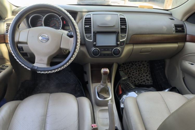 Used Nissan Sylphy 2009 1.6 XL Manual Luxury Sunroof Edition Center Console
