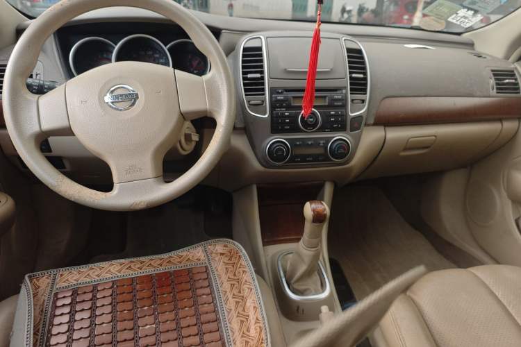 Used Nissan Sylphy 2009 1.6 XL Manual Luxury Sunroof Edition Center Console