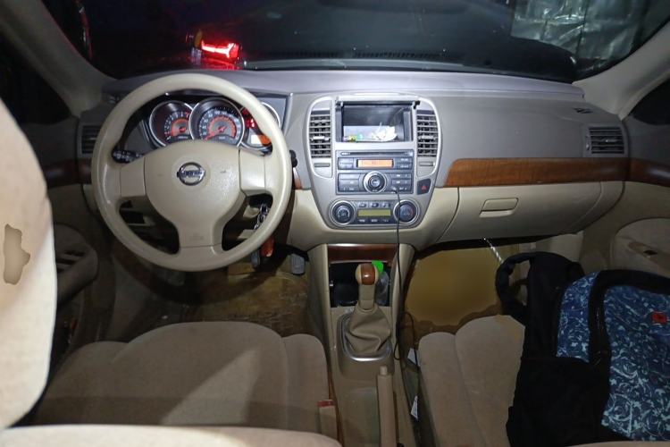 Used Nissan Sylphy 2009 1.6XE Manual Comfort Edition Center Console