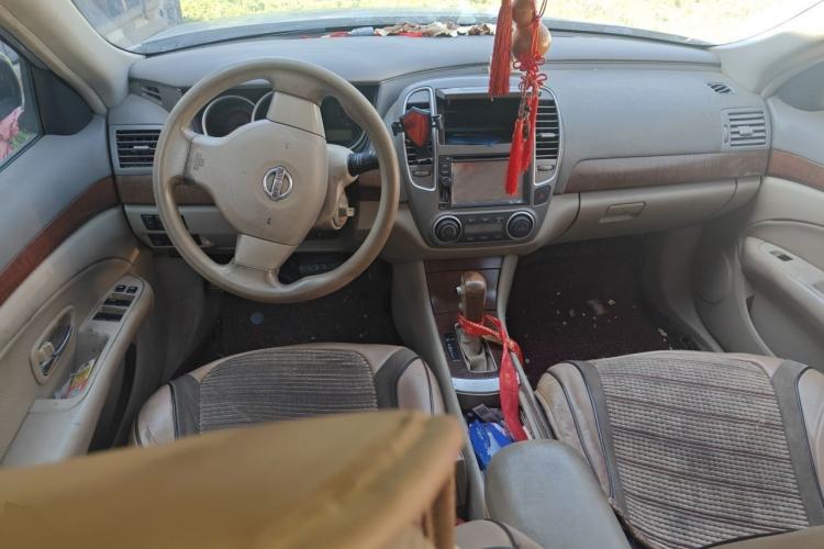 Used Nissan Sylphy 2009 1.6XL Automatic Luxury Sunroof Edition Center Console