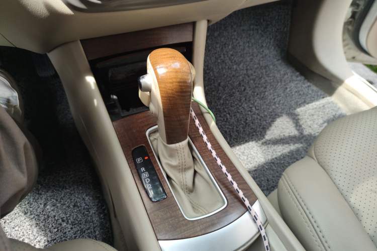 Used Nissan Sylphy 2009 1.6XL Automatic Luxury Sunroof Edition Gear Lever