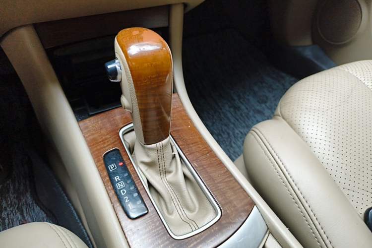 Used Nissan Sylphy 2009 1.6XL Automatic Luxury Sunroof Edition Gear Lever