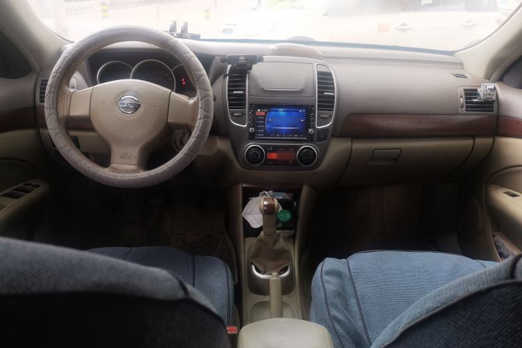 Used Nissan Sylphy 2009 1.6 XL Manual Luxury Sunroof Edition Center Console