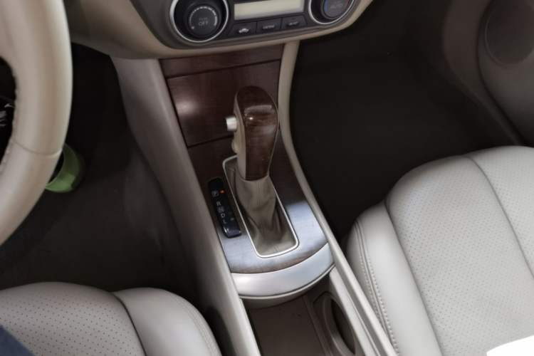 Used Nissan Sylphy 2009 2.0XL CVT Tech Sunroof Version Gear Lever