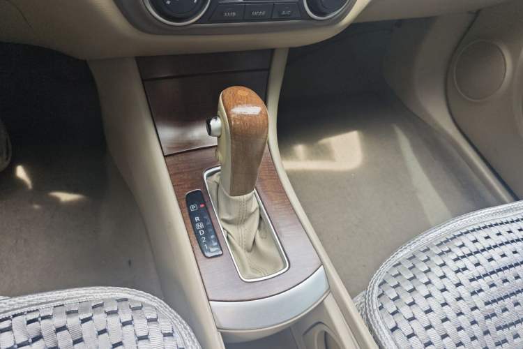 Used Nissan Sylphy 2009 1.6XL Automatic Luxury Sunroof Edition Gear Lever