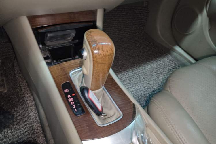 Used Nissan Sylphy 2009 1.6XL Automatic Luxury Sunroof Edition Gear Lever