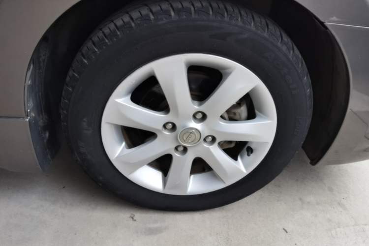 Used Nissan Sylphy 2009 2.0XL CVT Tech Sunroof Version Right Front Wheel Hub