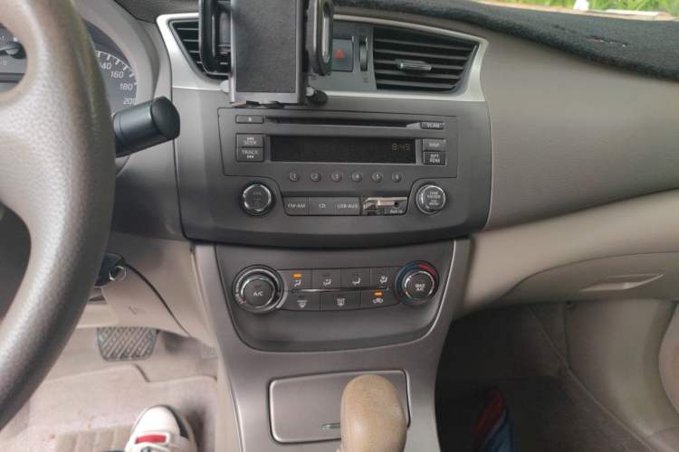 Used Nissan Sylphy 2012 1.6XE CVT Comfort Edition Audio And AC Panel