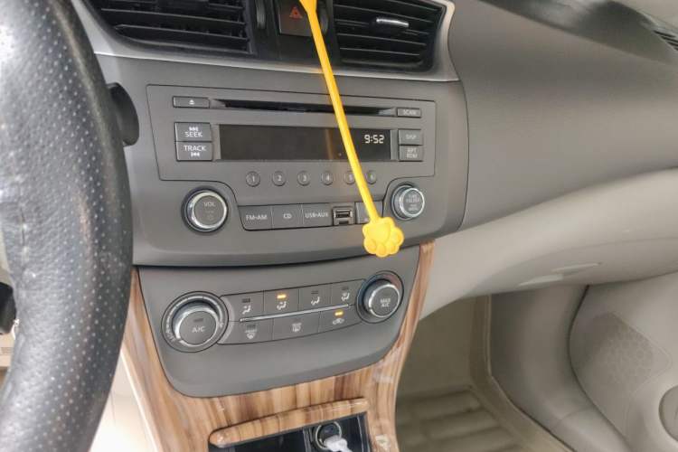 Used Nissan Sylphy 2012 1.6 XL Manual Luxury Edition Audio And AC Panel