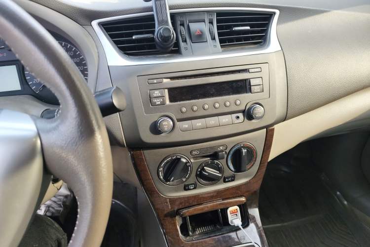Used Nissan Sylphy 2012 1.6 XL Manual Luxury Edition Audio And AC Panel