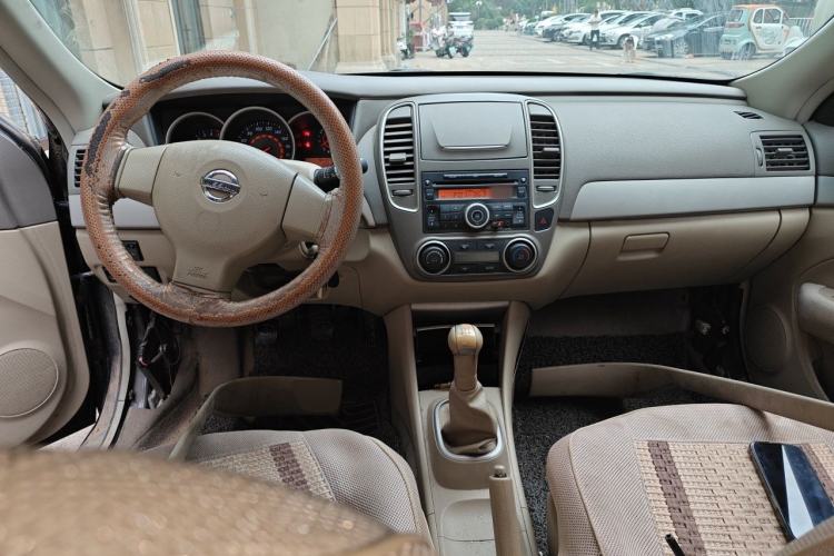 Used Nissan Sylphy 2012 Classic 1.6XE Manual Comfort Edition Center Console