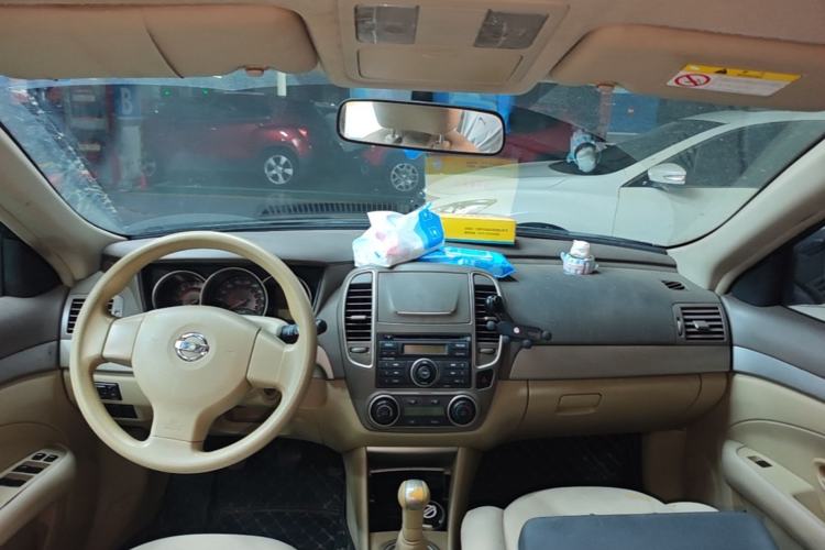 Used Nissan Sylphy 2012 Classic 1.6XE Manual Comfort Edition Center Console
