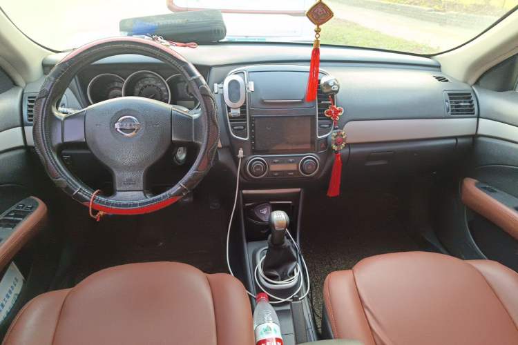 Used Nissan Sylphy 2012 Classic 1.6XE Manual Comfort Edition Center Console