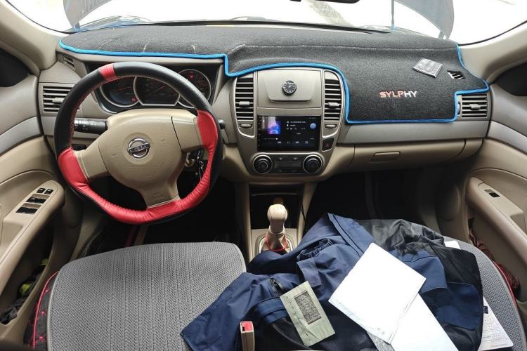 Used Nissan Sylphy 2012 Classic 1.6XE Manual Comfort Edition Center Console