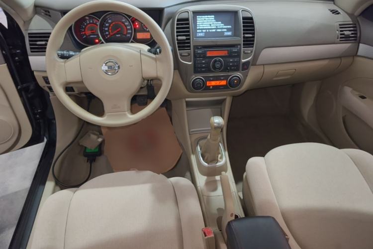 Used Nissan Sylphy 2012 Classic 1.6XE Manual Comfort Edition Center Console