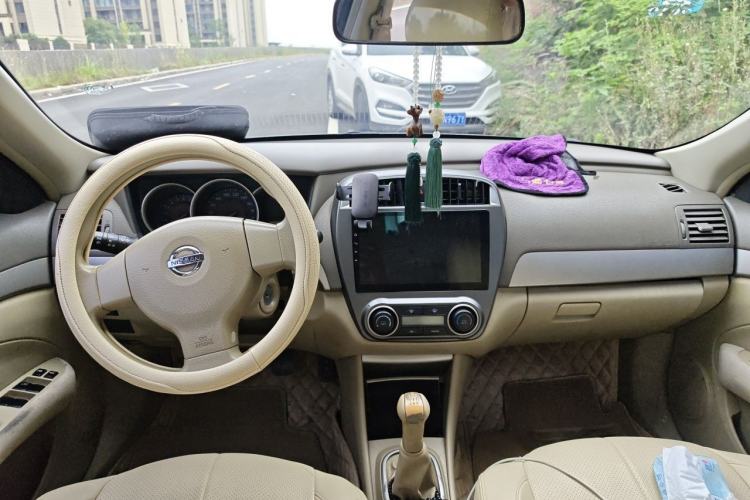 Used Nissan Sylphy 2012 Classic 1.6XE Manual Comfort Edition Center Console