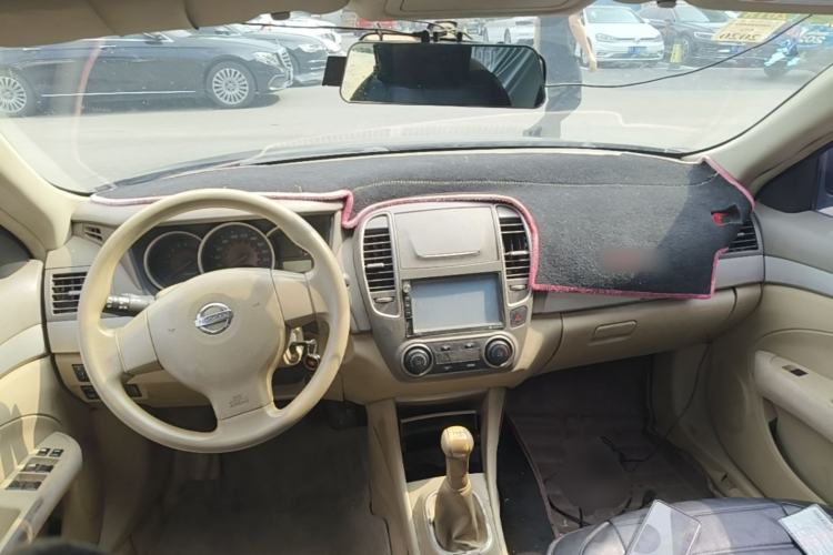 Used Nissan Sylphy 2012 Classic 1.6XE Manual Comfort Edition Center Console