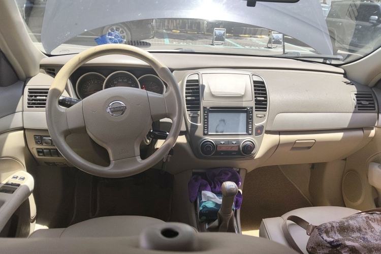 Used Nissan Sylphy 2012 Classic 1.6XE Manual Comfort Edition Center Console