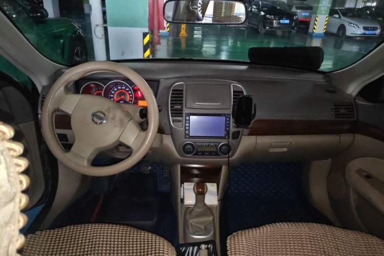 Used Nissan Sylphy 2012 Classic 1.6XE Manual Comfort Edition Center Console