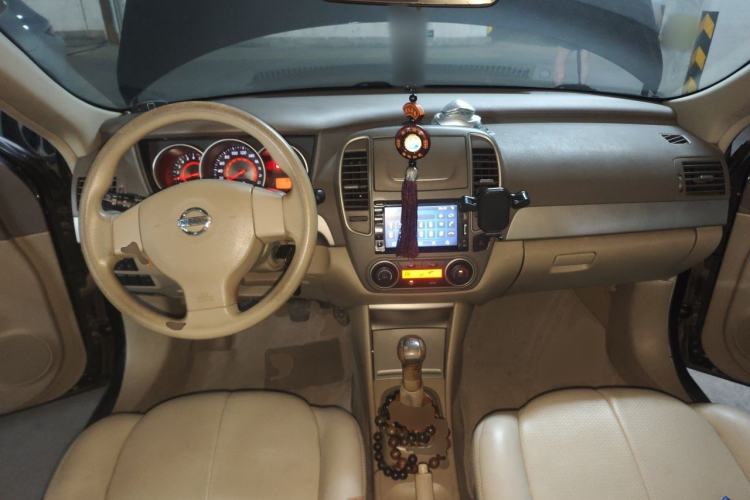 Used Nissan Sylphy 2012 Classic 1.6XE Manual Comfort Edition Center Console