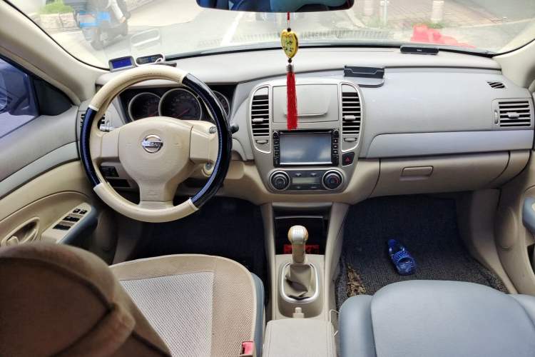 Used Nissan Sylphy 2012 Classic 1.6XE Manual Comfort Edition Center Console
