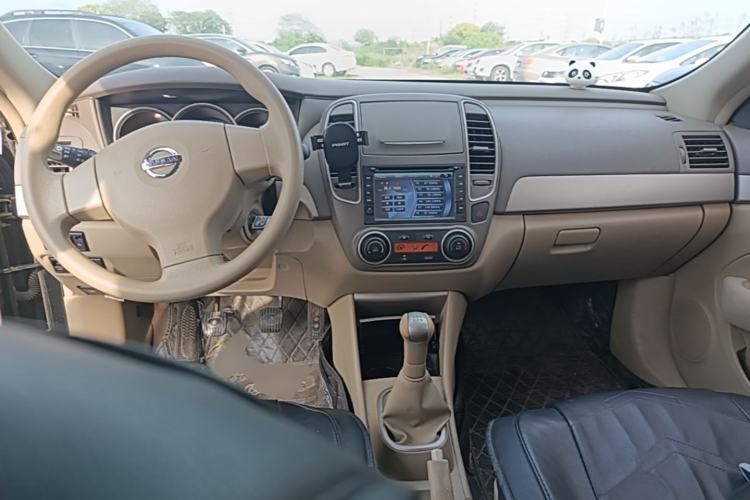 Used Nissan Sylphy 2012 Classic 1.6XE Manual Comfort Edition Center Console