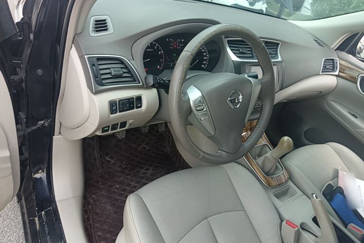 Used Nissan Sylphy 2012 1.6 XL Manual Luxury Edition Center Console