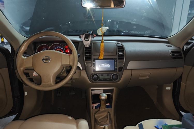 Used Nissan Sylphy 2012 Classic 1.6XE Manual Comfort Edition Center Console