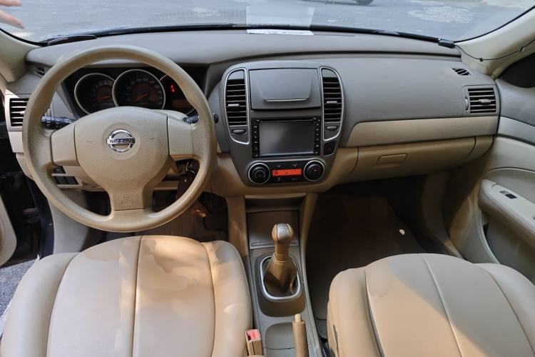 Used Nissan Sylphy 2012 Classic 1.6XE Manual Comfort Edition Center Console