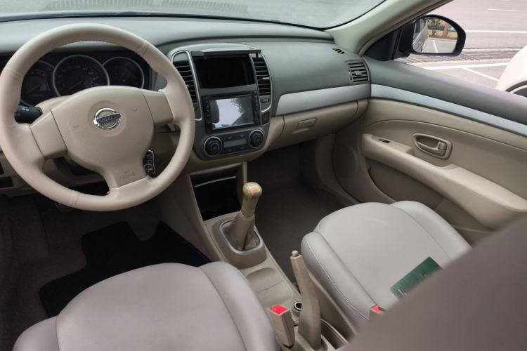 Used Nissan Sylphy 2012 Classic 1.6XE Manual Comfort Edition Center Console